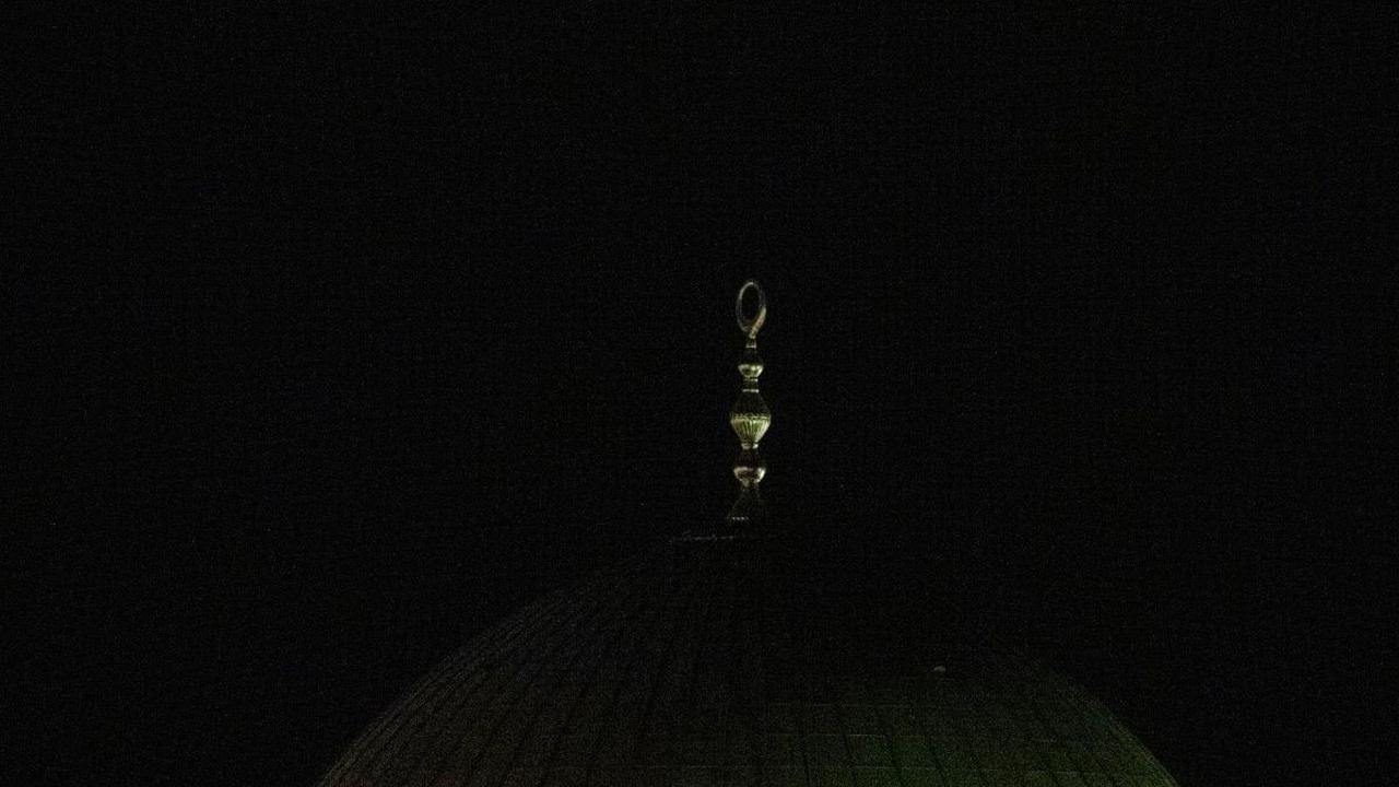 Supermoon langka bersinar menerangi langit di atas kompleks Masjid Al Aqsa, Yerusalem, pada Senin (19/8/2024). Foto: Ronaldo&nbsp;Schemidt/AFP