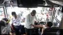 Menhub Budi Karya menyapa supir di Stasiun Gambir, Jakarta, Minggu (16/10). Budi meninjau fasilitas Integrasi Moda Transportasi yang ramah disabilitas (Liputan6.com/Faizal Fanani)