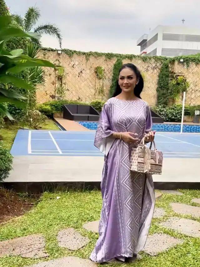 Penampilan Kris Dayanti dengan berbagai gaya busana (credit:instagram.com/krisdayantilemos)