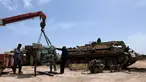 Teknisi militer Pasukan Mobilisasi Populer Irak (Hashid Shaabi) memperbaiki mesin tank di sebuah bengkel di Kerbala, Irak (7/5). Bengkel yang terletak di Kerbala ini menjadi lokasi perbaikan kendaraan-kendaraan militer rusak usai dipergunakan untuk perang. (Reuters/Abdullah Dhiaa Al- Dien)