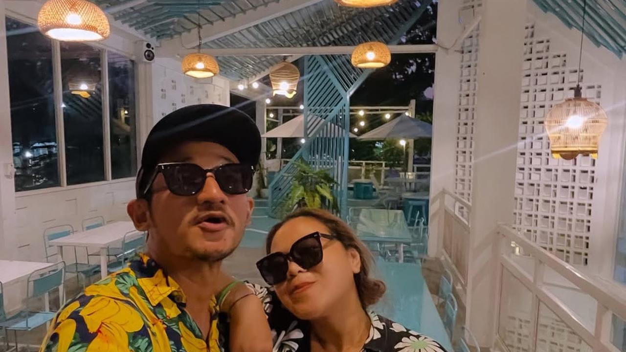 Potret Harmonis Isa Bajaj dengan Istri yang Luar Biasa, Menemani dari Dunia Entertain Hingga Pulang Kampung