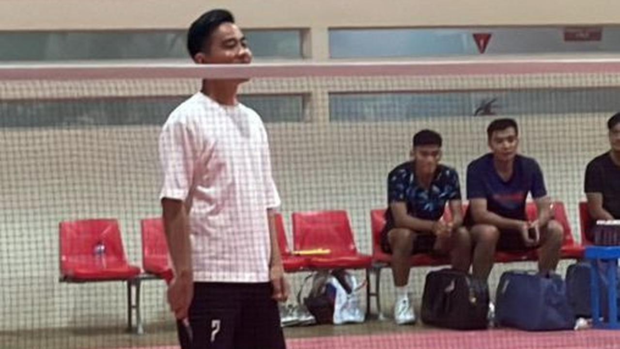 Potret Gibran Main Bulu Tangkis di GBK Arena: Biasanya Futsal Sama Main Bola