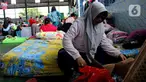 Aktivitas korban banjir di lokasi pengungsian Gor Total Persada, Periuk, Tangerang, Banten, Kamis (6/2/2020). Seribuan warga perumahan itu mengungsi karena tanggul Kali Ledug jebol. hingga  kawasan perumahan itu terendam air dengan ketinggian 3,5 meter. (merdeka.com/Muhammad Fayyadh)