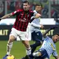 Striker SPAL, Andrea Petagna, berusaha menekel bek AC Milan, Alessio Romagnoli, pada laga Serie A di Stadion San Siro, Milan, Sabtu (29/12). Milan menang 2-1 atas SPAL. (AP/Antonio Calanni)