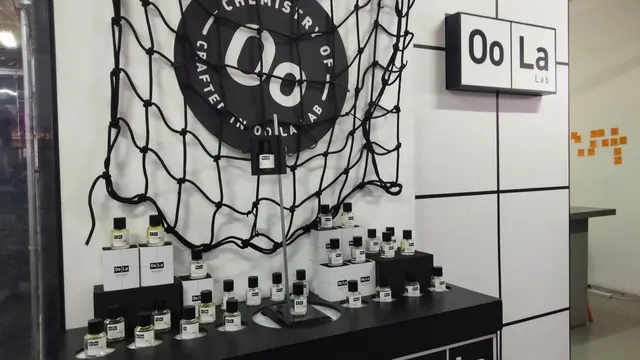 Meracik Parfum di Oo La Lab