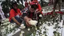 Seorang massa menunjukkan bunga mawar di lokasi sidang vonis Basuki Tjahaja Purnama atau Ahok di Kementerian Pertanian, Jakarta, Selasa (9/5). Hamparan bunga mawar merah dan putih menghiasi lokasi sidang vonis Ahok. (Liputan6.com/Faizal Fanani)