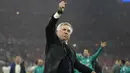 <p>Carlo Ancelotti baru saja berhasil membawa Real Madrid juara Liga Champions 2021/2022 usai mengalahkan Liverpool di partai final yang berlangsung di Stade de France, Minggu (29/05/2022) dini hari WIB. Hal tersebut membuat dirinya dinobatkan sebagai pelatih tersukses dalam sejarah Liga Champions. Pria asal Italia tersebut tercatat pernah merengkuh trofi paling bergengsi di Eropa tersebut sebanyak lima kali, yaitu dua kali bersama AC Milan dan sisanya bareng Real Madrid. (AFP/Kirsty Wigglesworth)</p>