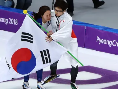 Peraih medali emas, skater Nao Kodaira dari Jepang memeluk dan menghibur peraih perak, skater Lee Sang Hwa dari Korea Selatan setelah cabang skating speed 500 meter putri di Olimpiade Musim Dingin Pyeongchang 2018, Minggu (18/2). (AP/Eugene Hoshiko)