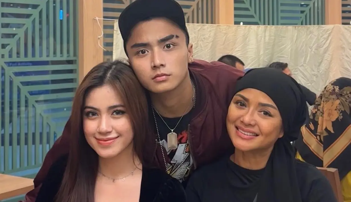 Sedangkan dalam layar kaca, ia terlibat di sinetron 7 Manusia Harimau sebagai Arsya, Anak Jalanan sebagai Dani, Lovepedia, TV Movie, Boy, Anak Langit sebagai Asep, Siapa Takut Jatuh Cinta, dan tahun 2020 Dia Bukan Manusia sebagai Radit. [Instagram/official.bethariasonata]