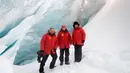 Presiden Rusia, Vladimir Putin bersama PM Dmitry Medvedev dan Menteri Pertahanan Sergei Shoigu, foto bersama saat menyusuri gletser kepulauan Arktik Franz Josef Land di Arctic Rusia, (29/3). (Alexei Druzhinin/Pool Photo via AP)