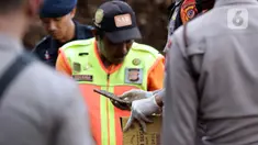 Tim SAR gabungan menemukan barang saat melakukan pencarian korban gempa Cianjur di jalur kawasan Cugenang yang longsor, Kabupaten Cianjur, Jawa Barat, Selasa (22/11/2022). Kawasan Cugenang merupakan daerah paling parah terdampak atas gempa yang mengguncang Cianjur dan sekitarnya. (Liputan6.com/Helmi Fithriansyah)