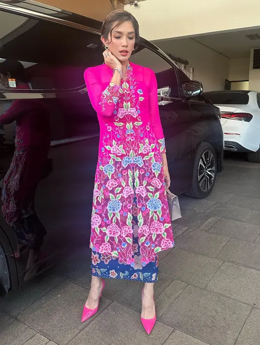 Ussy Sulistiawaty baru saja mengunggah beberapa potret dirinya mengenakan kebaya panjang berwarna merah muda yang cantik. Foto: Instagram.