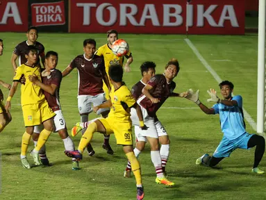 Pemain Persegres GU berusaha menahan serangan Mitra Kukar saat turnamen Piala Presiden 2017 di Stadion Maguwoharjo, Sleman, Sabtu (4/2). Laga ini dimenangkan Mitra Kukar dengan skor 1-0. (Liputan6.com/Helmi Fithriansyah)