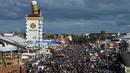 Pengunjung saat berkumpul selama Festival Oktoberfest 2019 di sebuah tenda di Munich, Jerman selatan (3/10/2019). Festival bir terbesar di dunia Oktoberfest berlangsung hingga 6 Oktober 2019. (AFP Photo/Christof Stache)