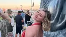 Lili Reinhart bergaya kasual dengan halter top bergaris nuansa pink (Foto: Instagram @lilireinhart)