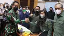Ketua Komisi I DPR RI Meutya Hafid berjabat tangan dengan KSAD Jenderal TNI Andika Perkasa yang tiba untuk uji kelayakan dan kepatutan calon Panglima TNI di Jakarta, Sabtu (6/11/2021). Andika akan menggantikan posisi Marsekal Hadi Tjahjanto yang pensiun bulan ini. (Liputan6 com/Angga Yuniar)