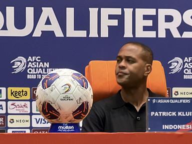 Pelatih Timnas Indonesia, Patrick Kluivert tak mampu menyembunyikan rasa kecewanya setelah Timnas Indonesia kalah 0-1 dari Irak dalam laga putaran keempat Kualifikasi Piala Dunia 2026, Minggu (12/10/2025) dini hari WIB. (Bola.com/Hery Kurniawan)