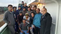 Tim perlindungan KJRI Cape Town saat bertemu dengan 12 ABK WNI yang selamat di geladak kapal Oryong 355 (Dokumentasi Kemlu)