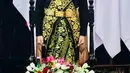 Saat menghadiri Sidang tahunan MPR-DPR 2020 (14/8/2020), Jokowi tampil mengenakan baju adat Sabu, Nusa Tenggara Timur berupa topi, kain tenun yang disilangkan di bagian dada. Penampilannya pun dilengkapi dengan masker, aksesoris kalung dan sabuk berwarna emas. (Instagram/Jokowi).
