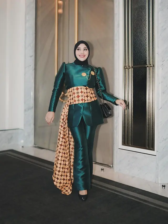 Berat Badan Turun 15kg, Potret Aurelie Hermansyah yang Makin Ramping Kenakan Kebaya untuk Kondangan