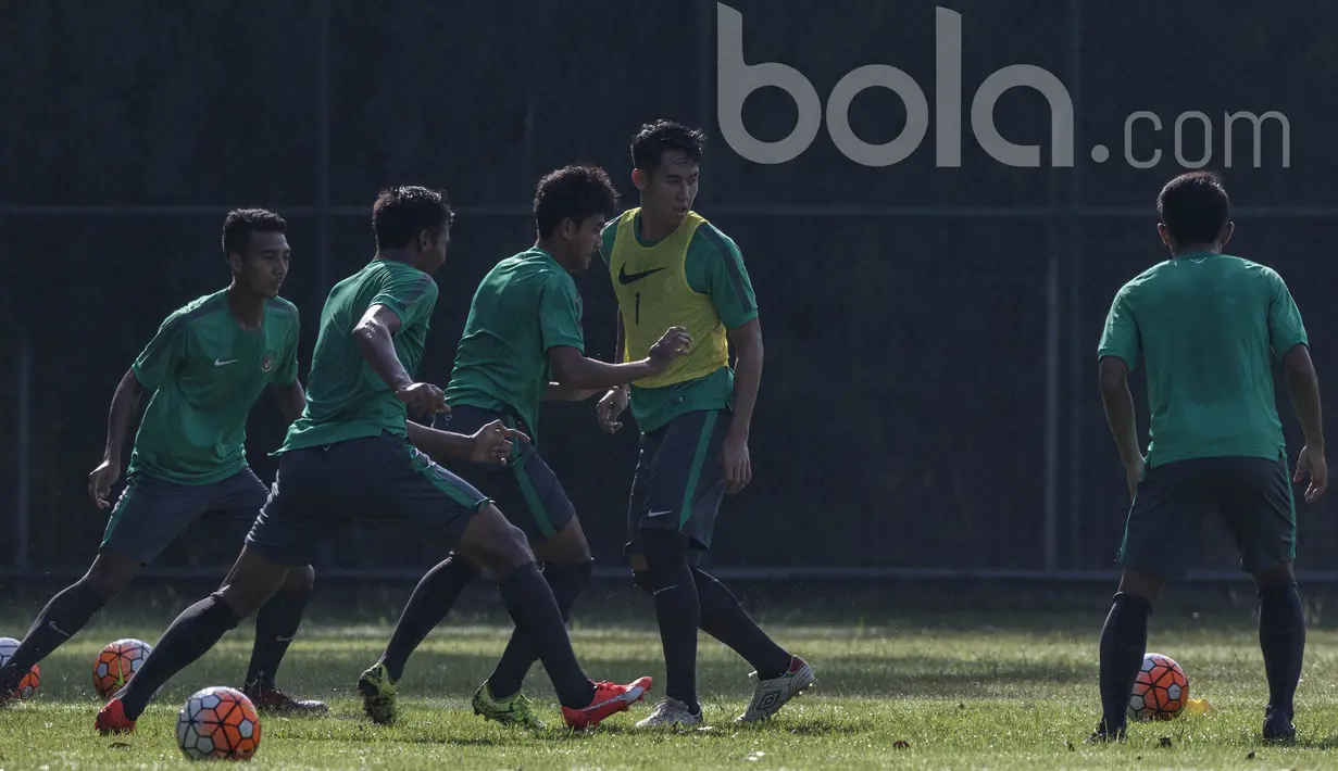 Bek Persija Jakarta, mengamati pergerakan bola saat mengikuti seleksi Timnas Indonesia U-22 di Lapangan SPH Karawaci, Banten, Rabu (22/2/2017). (Bola.com/Vitalis Yogi Trisna)