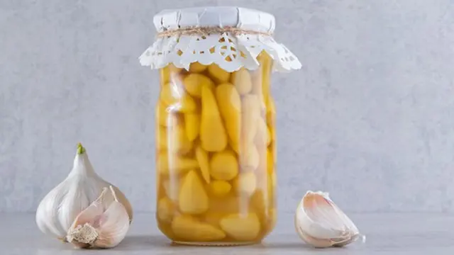 ilustrasi acar bawang putih