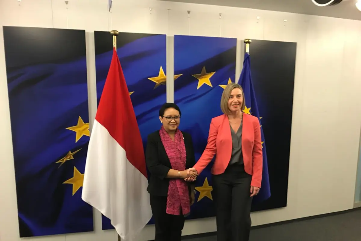 Menteri Luar Negeri RI Retno Marsudi (kiri) dan Komisioner Uni Eropa untuk urusan Luar Negeri dan Pertahanan Federica Mogherini kala bertemu untuk membahas isu Yerusalem dan Rohingya (14/12/2017) (Sumber: Kemlu RI)
