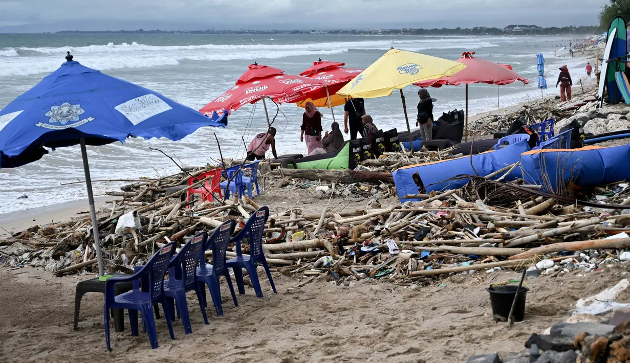Sepanjang garis pantai Kuta, Bali, dipenuhi tumpukan sampah kiriman berupa limbah plastik dan potongan kayu. (SONNY TUMBELAKA/AFP)