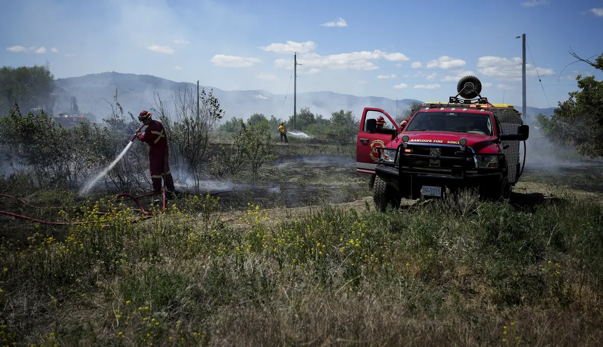 Dengan lebih dari 480 petugas pemadam kebakaran hutan di lapangan, Quebec dapat memadamkan sekitar 30 kebakaran, Perdana Menteri Quebec François Legault mengatakan kepada para wartawan pada hari Senin. (Darryl Dyck/The Canadian Press via AP)