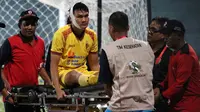 Bek Sriwijaya FC, Bobby Satria, ditandu akibat luka pada kepala saat laga kontra Persewar di Stadion Gelora Delta, Sidoarjo (10/11/2019). (Bola.com/Aditya Wany)