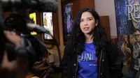 "(Tinggal) Sendirian. Aku tinggal sendiri. Tapi keluargaku juga ada yang tinggal di sana," kata Dinda Kanya Dewi usai preskon film Reuni Z, Epicentrum Walk, Kuningan, Jakarta Selatan, Kamis (5/4/2018).  (Deki Prayoga/Bintang.com)
