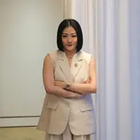 Astrid Suryatenggara ceritakan pengalaman tentang menjadi ibu dan perempuan karier./copyright fimela/adrian putra