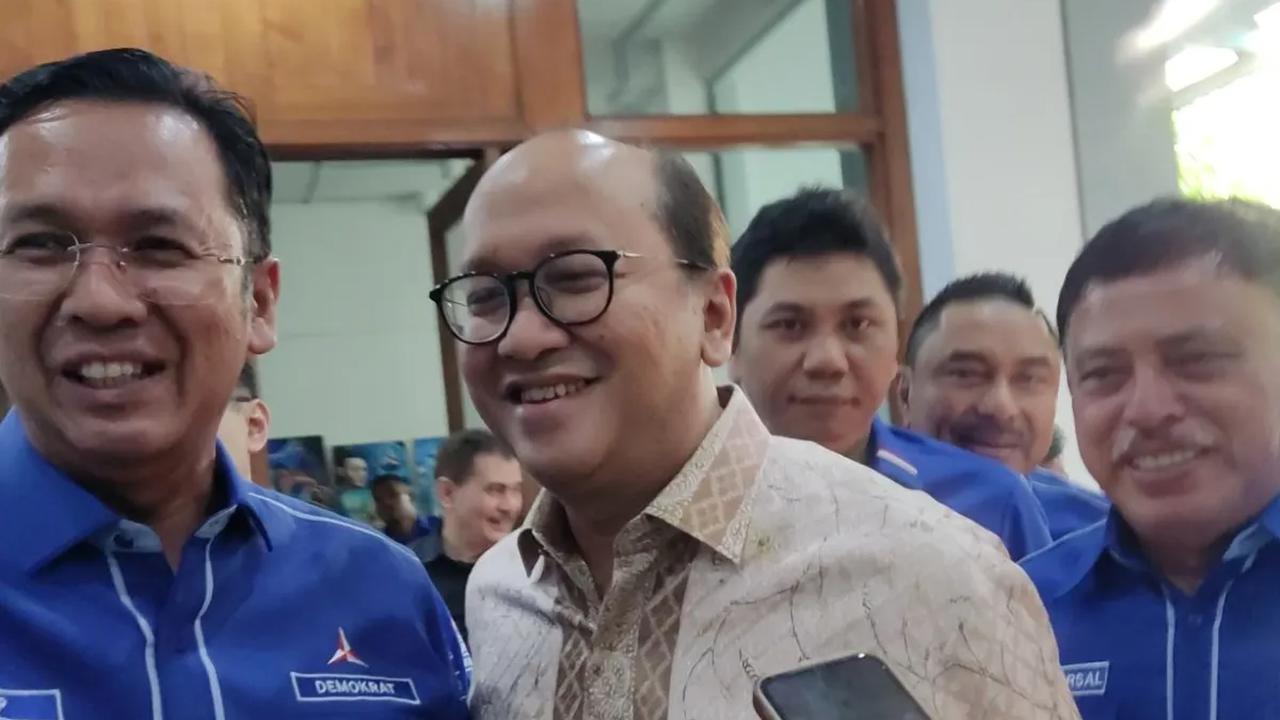 Rosan pun belum menjawab dengan tegas apakah sudah menjadi ketua tim pemenangan Prabowo-Gibran di Pilpres 2024.<br><br>"Entar, entar," ujarnya.