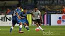 Pemain Persib Bandung, Dedi Kusnandar, berusaha menahan laju pemain pemain Persela Lamongan pada laga Piala Presiden 2017 di Stadion Si Jalak Harupat, Bandung, Jumat (17/2/2017). Persib menang 2-0 atas Persela. (Bola.com/Nicklas Hanoatubun)
