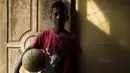 Pesepak bola SSB Tulehu Putra, Saleh Al'Ayubi Pary, saat berada di rumahnya di Tulehu, Maluku, Selasa (15/11/2017). Dirinya merupakan salah satu pemain muda berbakat dari Negeri Tulehu. (Bola.com/Vitalis Yogi Trisna)