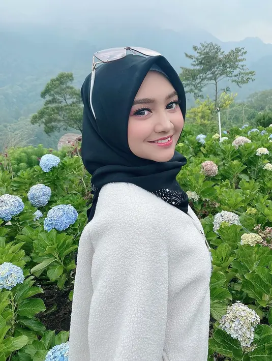 Dalam balutan hijab santai, Jihan nampak menawan dan terlihat natural. Gaya santainya mengundang banyak pujian dari para fans. (Liputan6.com/IG/@jihanaudy123_real)