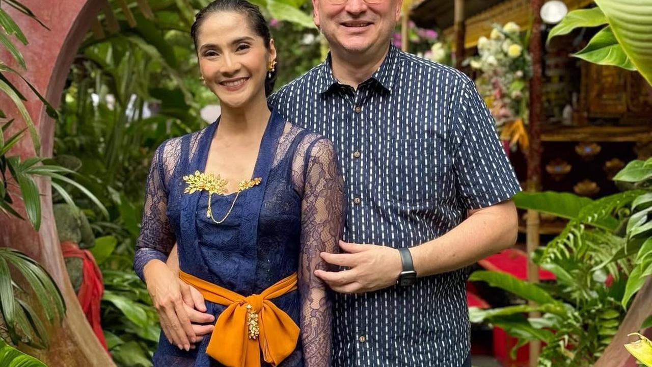 Potret Maudy Koesnadi Kenakan Kebaya Bali yang Selalu Cantik