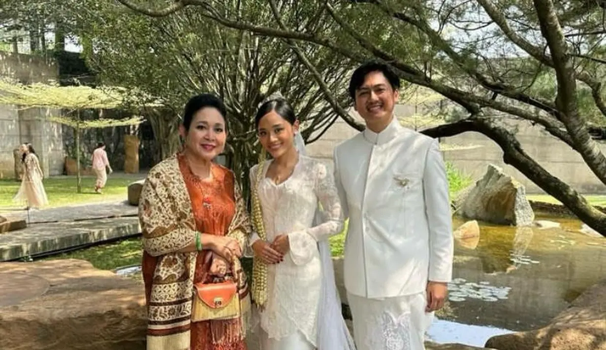 Meski digelar sederhana, tampak tamu-tamu besar keluarga Cendana turut hadir. Seperti Tutut dan Titiek Soeharto yang tampil mengenakan kebaya kartini warna terakota dan selendang batiknya.  [@yr.milla/titieksoeharto]