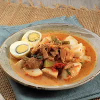 Ilustrasi lontong sayur padang./Copyright shutterstock.com/id/g/IkaRahma