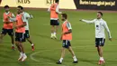 Para pemain Spanyol melakukan pemanasan selama sesi latihan di stadion Fadil Vokrri di Pristina (7/9/2021). Spanyol akan bertanding melawan Kosovo pada kualifikasi grup B Piala Dunia Qatar 2022 di  Fadil Vokrri Stadium. (AFP/Armend Nimani)