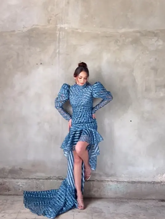 Tidak hanya kenakan gaun floral, Enzy juga tampil stylish dengan gaun biru [@dikhadheansa]