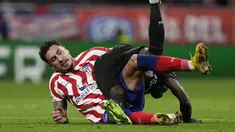 Bek Atletico Madrid Jose Gimenez (kiri) berebut bola dengan gelandang Bayer Leverkusen Nadiem Amiri pada matchday kelima Grup B Liga Champions 2022/23 di Wanda Metropolitano, Kamis (27/10/2022) dini hari WIB. Atletico Madrid harus menelan pil pahit dipastikan gagal lolos ke babak 16 besar. (AP Photo/Manu Fernaandez)