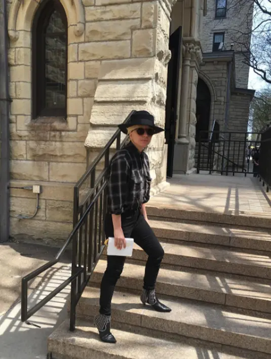 Dengan topi bowler hat hitam, kemeja emeja kotak-kotak, celana jeans skinny hitam. Lady Gaga tak segan mengunggah foto ke akun instagramnya. (viainstagram@ladygaga/Bintang.com)