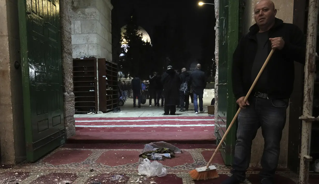 Organisasi Bulan Sabit Merah Palestina mengatakan tujuh warga Palestina menderita luka akibat peluru karet dan pemukulan dalam bentrokan dengan polisi Israel di kompleks Masjid Al-Aqsa. (AFP/Ahmad Gharabli)