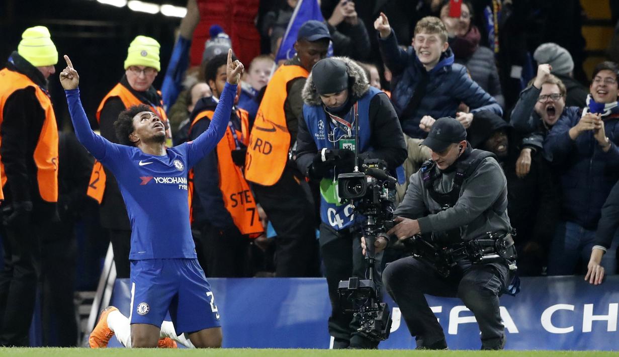 Gelandang Chelsea, Willian, merayakan gol ke gawang Barcelona pada laga Liga Champions di Stadion Stamford Bridge, London, Selasa (20/2/2018). Chelsea sementara unggul 1-0 atas Barcelona. (AFP/Ian Kington)