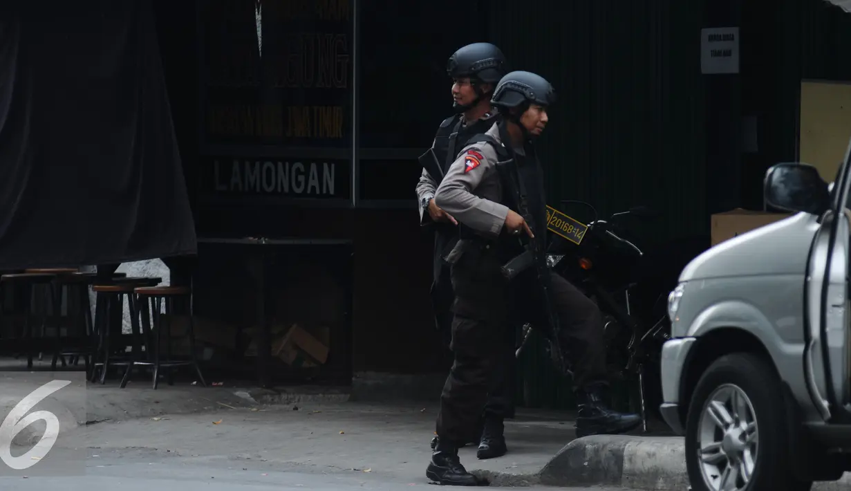 Petugas polisi berjaga di sekitar lokasi tempat pengeboman, Jakarta,  Kamis (14/1/2016). Beberapa ledakan dan suara senjata api terjadi di pusat ibukota Indonesia. (Liputan6.com/Helmi Fitriansyah)