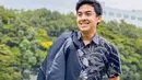 Jerome Polin kerap tampil bergaya dengan kemeja batik beragam warna dan motif. Ia bahkan mengajak teman-temannya di Jepang untuk menggunakan kain kebanggaan Indonesia ini. (Liputan6.com/IG/@jeromepolin)