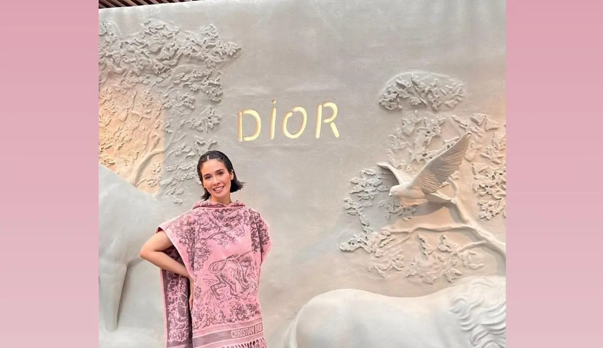 Di kesempatan lain, Marsha Timothy terlihat cute dengan Toile de Jouy Sauvage Hooded Poncho [@marshatimothy]