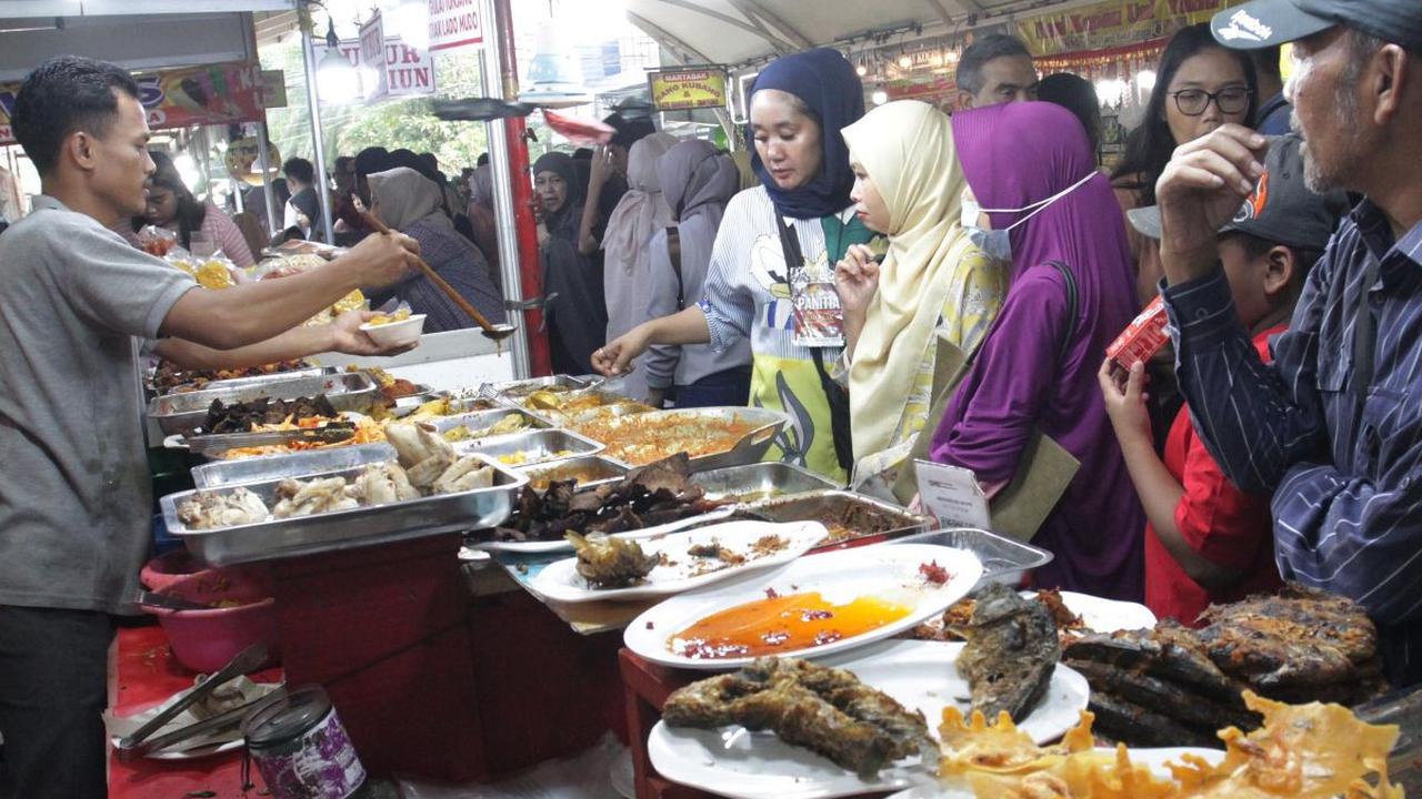 Sejumlah pengunjung membeli berbagai menu kuliner yang dihadirkan dalam Festival Sumarak Minangkabau di Blok M, Jakarta Selatan, Sabtu (18/5/2024).&nbsp;Festival yang menampilkan ragam budaya dan aneka kuliner khas Minangkabau ini berlangsung mulai 16-19 