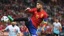 Bek Spanyol, Sergio Ramos, bersiap menendang bola saat laga Grup D Piala Eropa 2016 melawan Turki di Stadion Allianz Riviera, Prancis, Jumat (17/6/2016). (AFP/Boris Horvat)